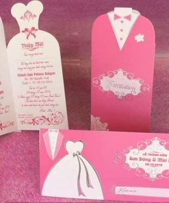 Thiệp cưới GR3001 là một thiệp cưới giá rẻ truyền thống màu hồng