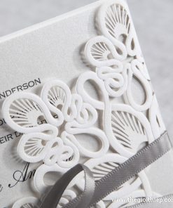 Cận cảnh cánh bướm của thiệp cưới IWP14035