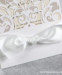 Cận cảnh nơ trắng của Thiệp cưới IWP14040