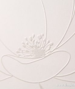 cận cảnh đóa hoa dập nổi Thiệp cưới đẹp PK812_WH