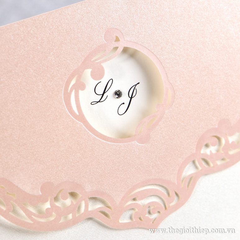 cận cảnh laser Thiệp cưới IWP14002 cùng hạt cườm