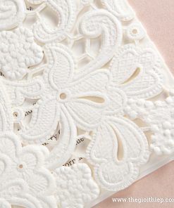 cận cảnh hoa văn dập nổi Thiệp cưới IWP14105