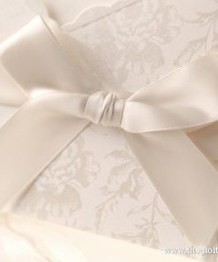 cận cảnh nơ dễ thương thiệp cưới L9764