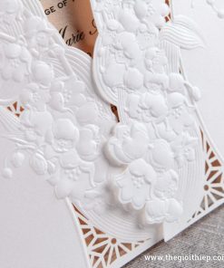 Cận cảnh hoa văn dập nổi Thiệp cưới PK854